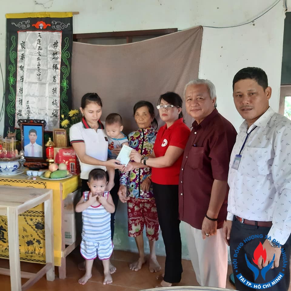 Đại diện HĐH Đức Nhuận trao tặng sổ tiết kiệm cho gia đình em Tưởng Thôn 4