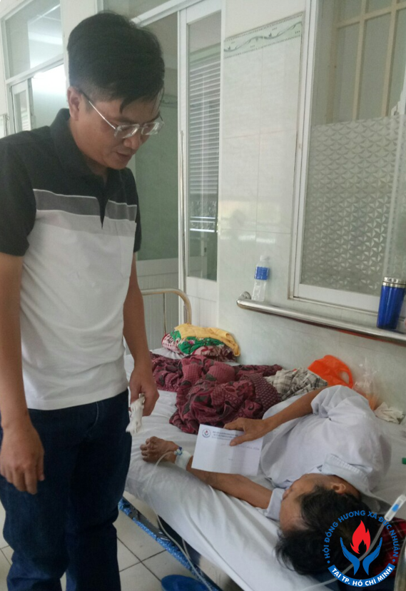 Anh Đặng Công Duy trực tiếp quyên góp và tham gia thăm hỏi bà con tại bệnh viện