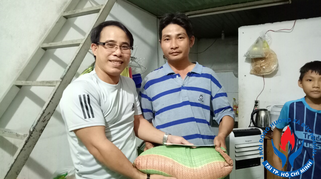 Anh Thích Sự Thật - Nguyễn Xem đi trao quà hỗ trợ bà con bị kẹt lại tp HCM trong mùa Covid